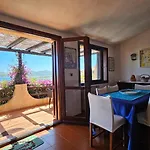 La Terrazza Sul Mare - Panoramic Overlooking Sea And Caprera Island In A Quiet Residential Area - 150 Mt From The Sea بيت للعطل *